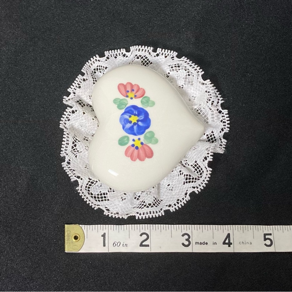 Vintage Home Interiors White Ceramic Lace Trim Floral Puffed Heart Ornament - Picture 5 of 7